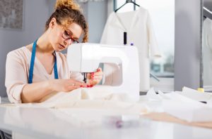 tailor-during-work-using-sewing-machine-fashion-de-VBQPFJ2